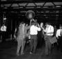 Fellini all'interno dell'aeroporto circondato da g ...