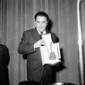 Fellini sul palco con in mano il Chaplin d'oro