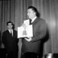 Fellini sul palco con in mano il premio ricevuto