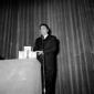 Fellini sul palco tiene un discorso dopo aver rice ...
