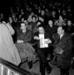 Fellini seduto tra il pubblico mostra il premio ri ...