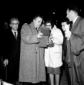 Fellini mostra il premio ad alcuni dei presenti