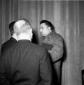 Fellini conversa con alcuni dei presenti