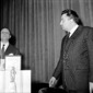Fellini sul palco durante la consegna del premio