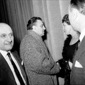 Fellini saluta alcuni dei presenti