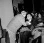 Fellini in platea tra il pubblico viene salutato d ...