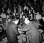 Fellini in platea saluta alcuni dei presenti