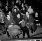 Fellini seduto in platea con in mano il Chaplin d' ...