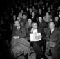 Fellini seduto in platea tra il pubblico mostra il ...