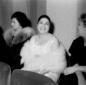 Conchita Figuera sorride seduta in platea, accanto ...