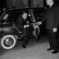 Folchi scende dall'automobile