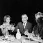 Clark Gable brinda con i suoi compagni di tavola