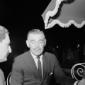 Clark Gable conversa a tavola