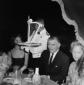 Clark Gable a tavola con i suoi amici; un camerier ...