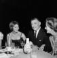 Clark Gable ride seduto tra due donne