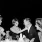 Clark Gable a tavola scherza con le donne che gli  ...