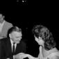 Clark Gable stringe la mano ad una donna accanto a ...