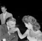 Clark Gable bacia la mano ad una donna seduta acca ...