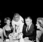 Clark Gable a tavola; il cameriere mostra un vasso ...