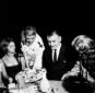 Clark Gable seduto a tavola; il cameriere mostra u ...