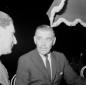 Clark Gable a tavola conversa con un uomo seduto a ...