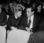 Annette Stroyberg e Vittorio Gassman seduti in pla ...
