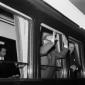 Gronchi saluta dal finestrino del treno
