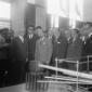 Il presidente Gronchi visita la mostra con un grup ...