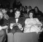 Jeffrey Hunter e la moglie seduti in platea al cin ...