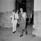 Ugo La Malfa colto all'uscita di un palazzo istitu ...