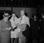 Fernando Lamas colto con alcune persone all'Aeropo ...