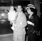 Gina Lollobrigida all'aeroporto con il marito ed i ...