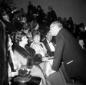 Gina Lollobrigida conversa con uno dei presenti