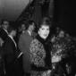 Gina Lollobrigida con un mazzo di rose in mano all ...