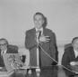 Goffredo Lombardo tiene un discorso al microfono,  ...