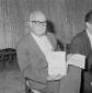 Lucio Lombardo Radice mostra una copia di 