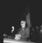 Luigi Longo legge un discorso sul palco