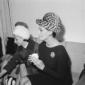 Sophia Loren beve un caff� seduta su un divano