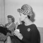 Sophia Loren colta con una tazzina di caff� tra le ...