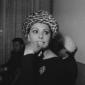 Sophia Loren colta con la mano sul mento
