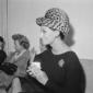 Sophia Loren sorride con una tazzina del caff� tra ...