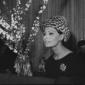 Sophia Loren posa vicino ad un vaso di fiori