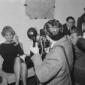 Sophia Loren fuma una sigaretta seduta su un divan ...