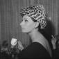 Sophia Loren colta di profilo con una tazzina in m ...