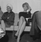 Sophia Loren fuma una sigaretta seduta su un divan ...