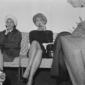 Sophia Loren fuma seduta su un divano vicino ad un ...
