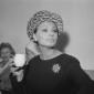 Sophia Loren posa con una tazzina di caff� in mano