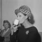 Sophia Loren beve il caff�, sullo sfondo si scorgo ...