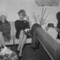 Sophia Loren fuma una sigaretta seduta vicino ad u ...