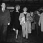 Sophia Loren cammina al braccio di Ponti all'Aerop ...